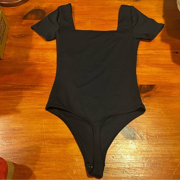 Aritzia Babaton women’s contour square neck bodysuit size XS. Black - Picture 2 of 12